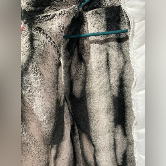 Reversible puffer vest, faux fur one side, white poly on other, size L - Picture 6 of 12